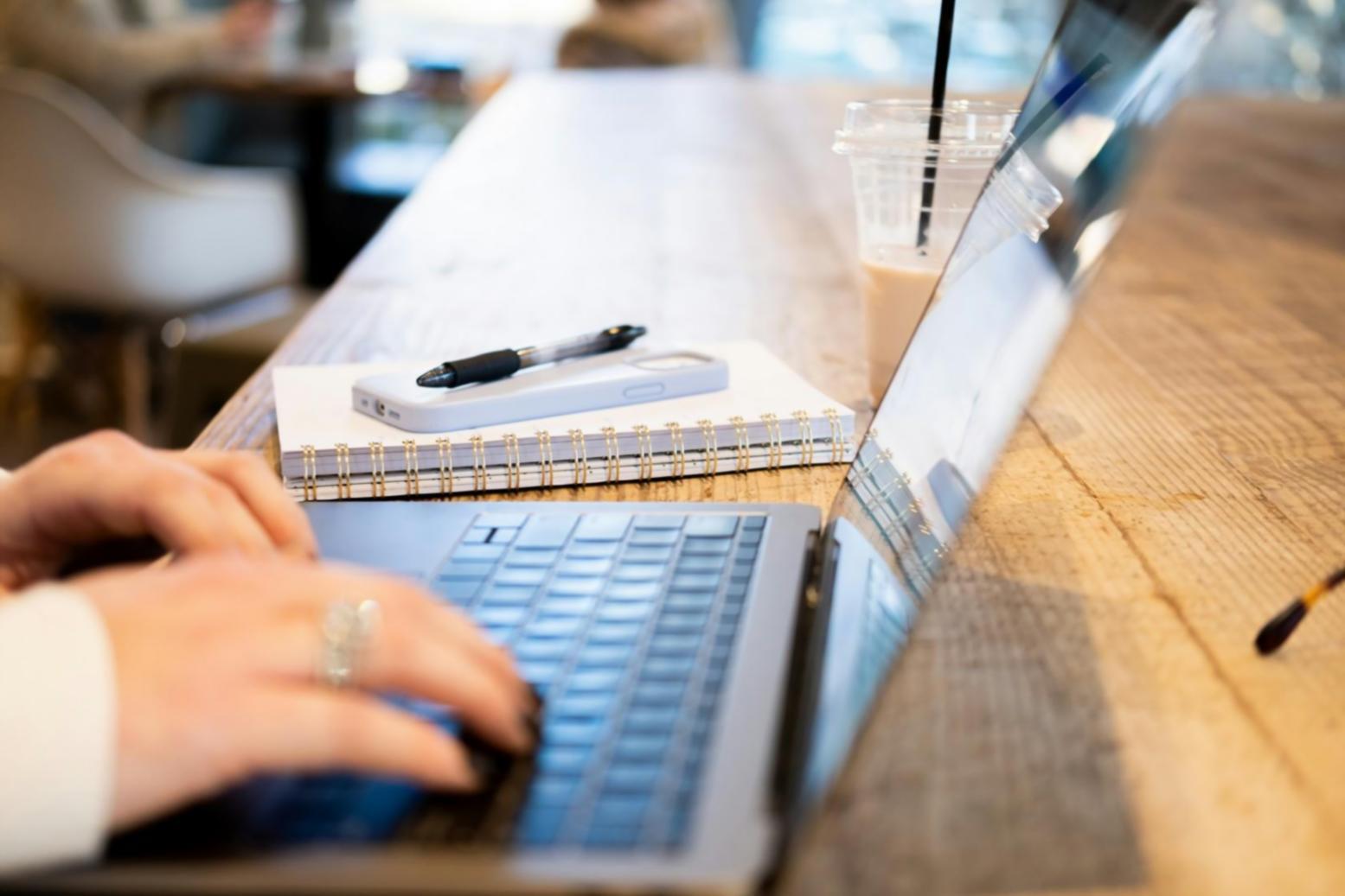Environnement de travail moderne pour analyse financière